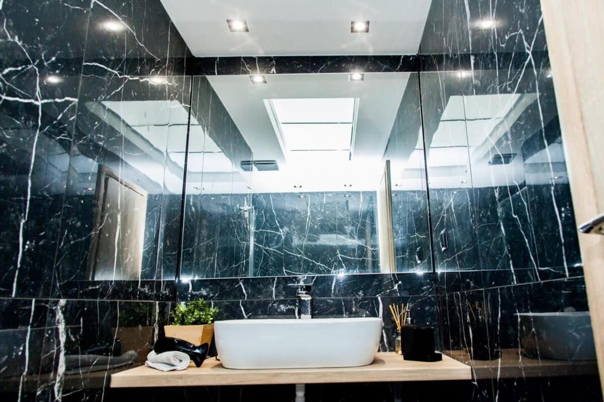 Contemporary And Chic Apartment In Central Athens Luaran gambar